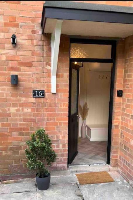 Freshly Renovated 2 Bedroom Apartment 10 Mins From Cotswolds Child Friendly Great Location With Plenty Of Nearby Free Parking Freestanding Bath And Outdoor Private Terrace Area Evesham Extérieur photo