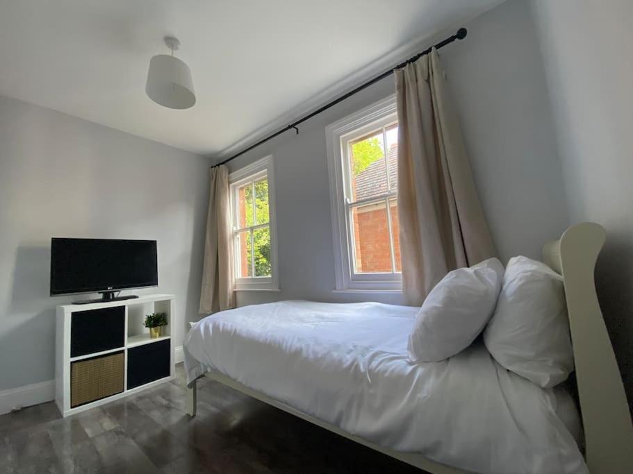 Freshly Renovated 2 Bedroom Apartment 10 Mins From Cotswolds Child Friendly Great Location With Plenty Of Nearby Free Parking Freestanding Bath And Outdoor Private Terrace Area Evesham Extérieur photo