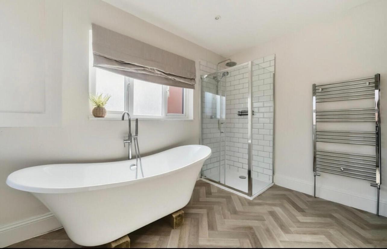 Freshly Renovated 2 Bedroom Apartment 10 Mins From Cotswolds Child Friendly Great Location With Plenty Of Nearby Free Parking Freestanding Bath And Outdoor Private Terrace Area Evesham Extérieur photo