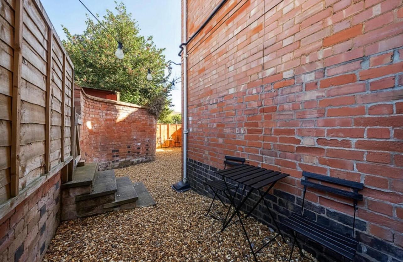 Freshly Renovated 2 Bedroom Apartment 10 Mins From Cotswolds Child Friendly Great Location With Plenty Of Nearby Free Parking Freestanding Bath And Outdoor Private Terrace Area Evesham Extérieur photo