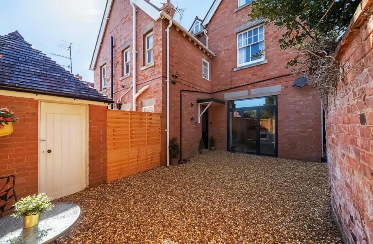 Freshly Renovated 2 Bedroom Apartment 10 Mins From Cotswolds Child Friendly Great Location With Plenty Of Nearby Free Parking Freestanding Bath And Outdoor Private Terrace Area Evesham Extérieur photo